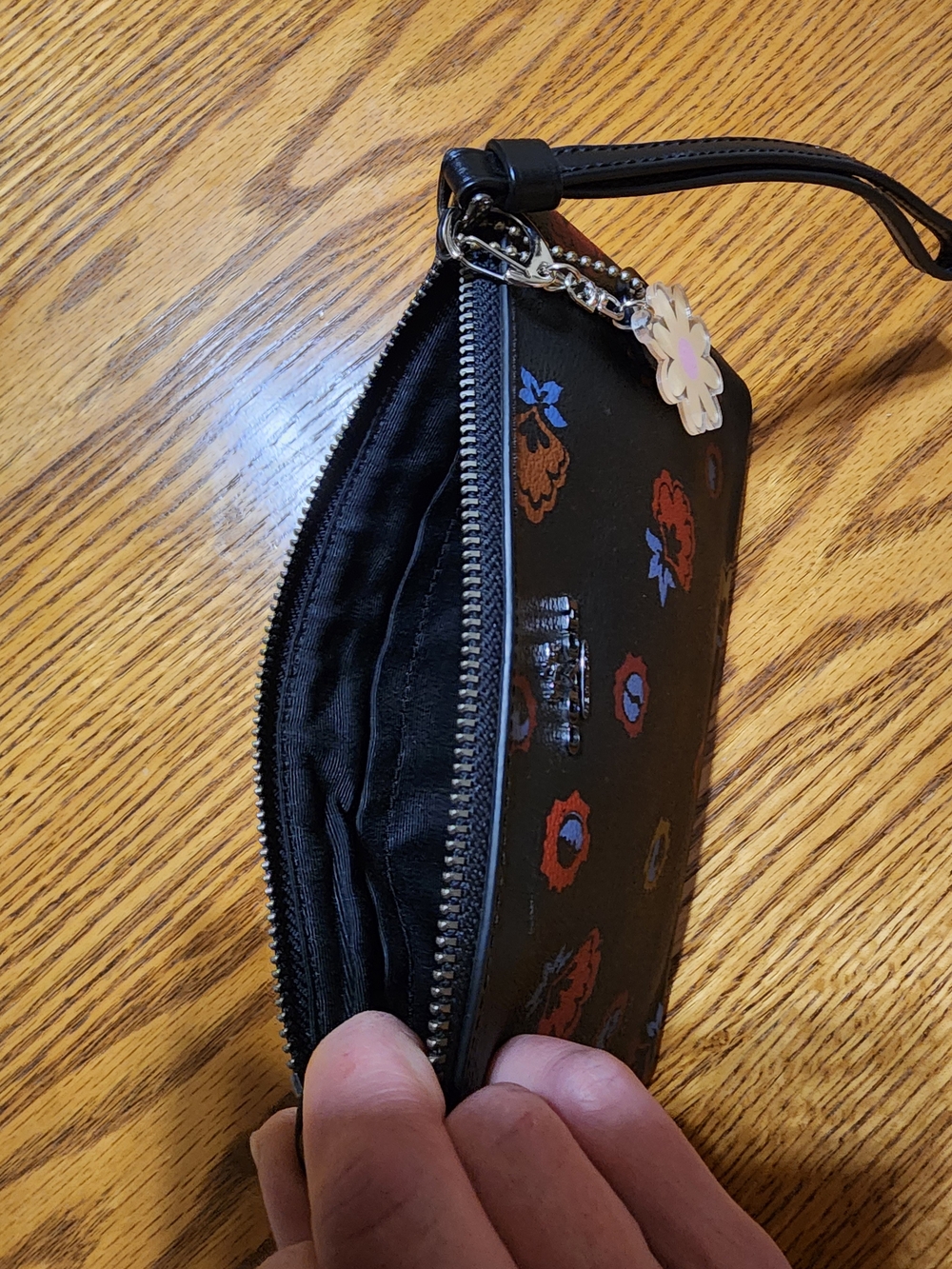 Coach Flower Top Zip Wristlet With 2 Hang Tags Pre-owned